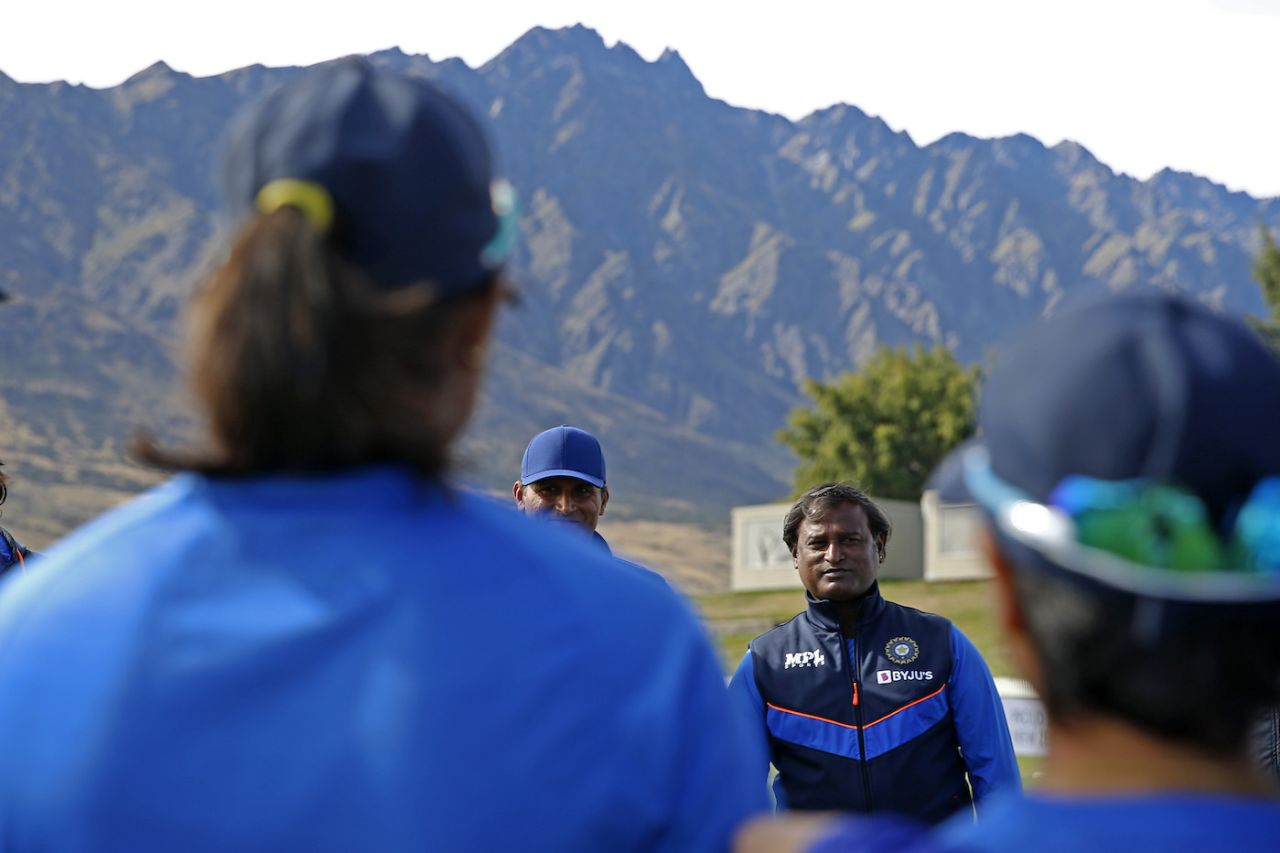 Ramesh Pawar has a chat with the India team, New Zealand vs India, 2nd women's ODI, Queenstown, February 15, 2022