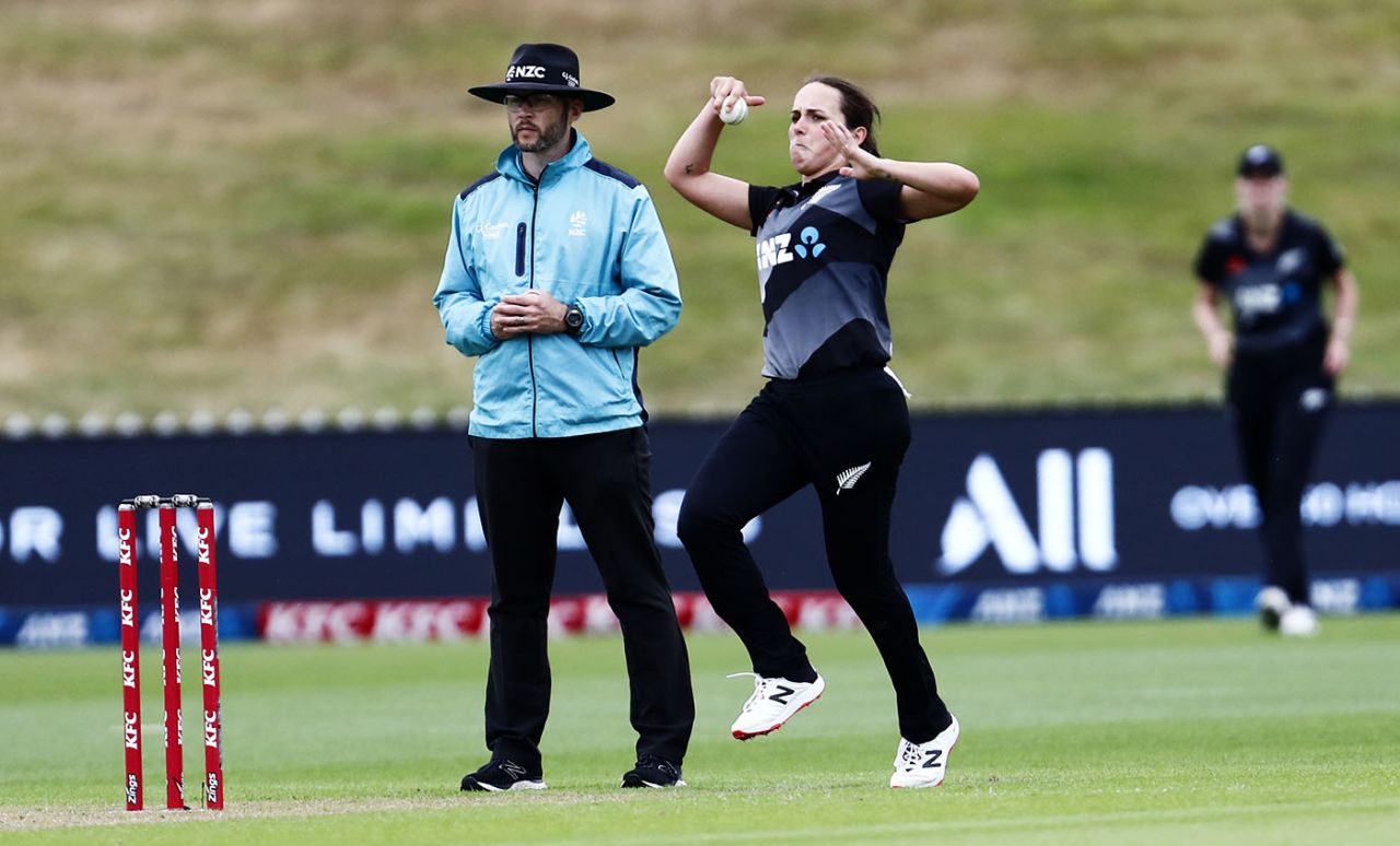 Amelia Kerr bowls, New Zealand women vs India women, Only T20I, Queenstown, February 9, 2022