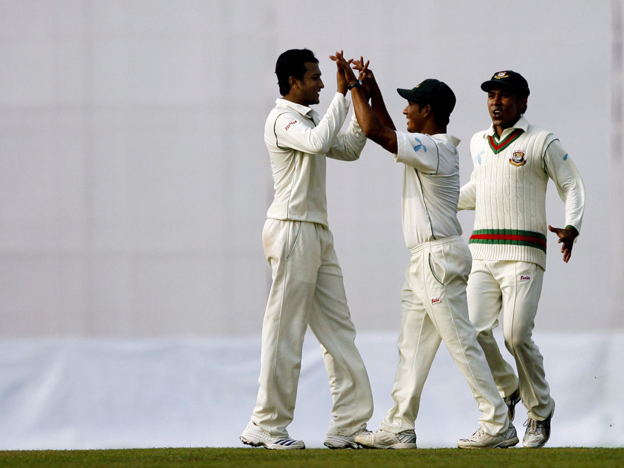 Shakib Al Hasan celebrates a wicket, Bangladesh v Sri Lanka, 1st Test, Mirpur, 1st day, December 26, 2008