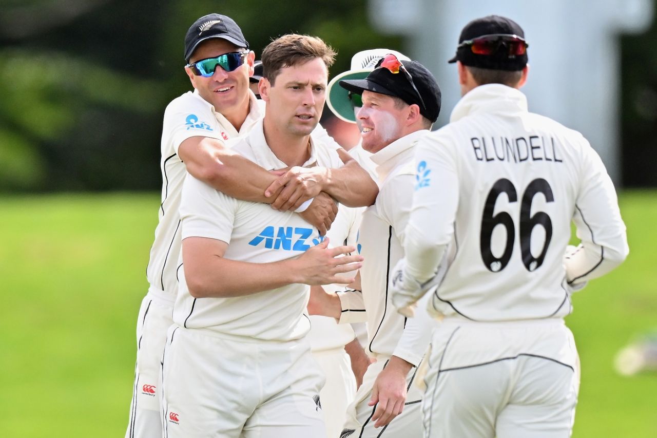 Matt Henry celebrates a wicket with his team-mates, New Zealand vs South Africa, 1st Test, Christchurch, 3rd day, February 19, 2022