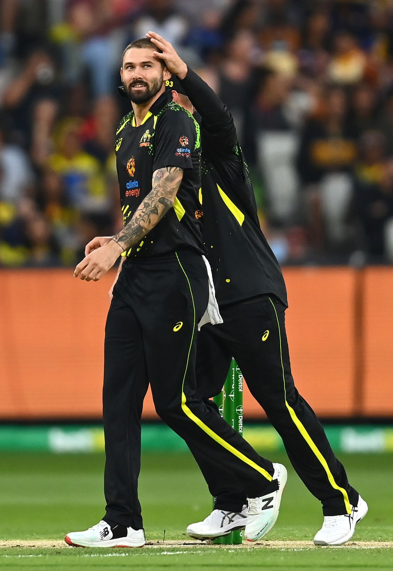 Kane Richardson gets a pat after an early wicket, Australia vs Sri Lanka, 5th T20I, Melbourne, February 20, 2022