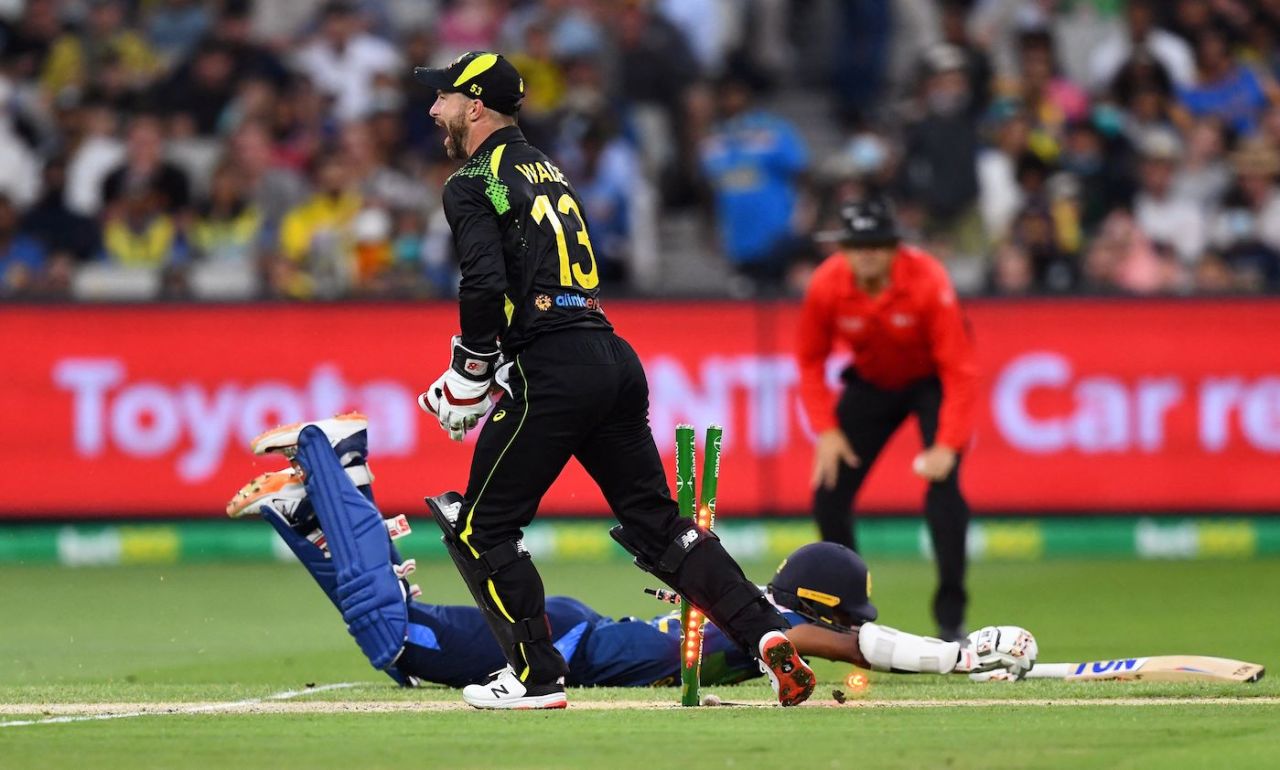 Matthew Wade breaks the stumps to run debutant Kamil Mishara out, Australia vs Sri Lanka, 5th T20I, Melbourne, February 20, 2022