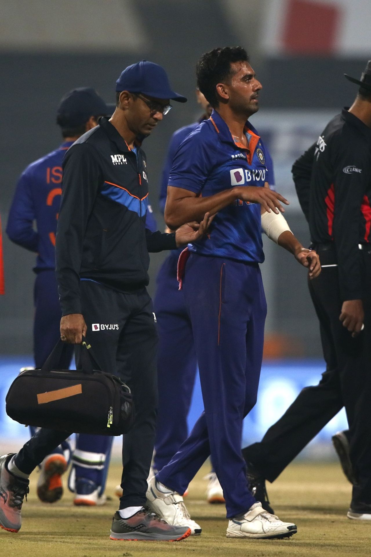 Deepak Chahar walked off the field holding his hip and limping, India vs West Indies, 3rd T20I, Kolkata, February 20, 2022