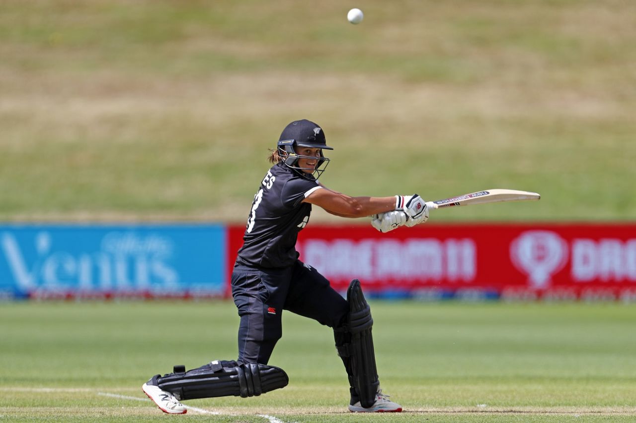 Suzie Bates cuts one through point, New Zealand vs India, 4th women's ODI, Queenstown, February 22, 2022