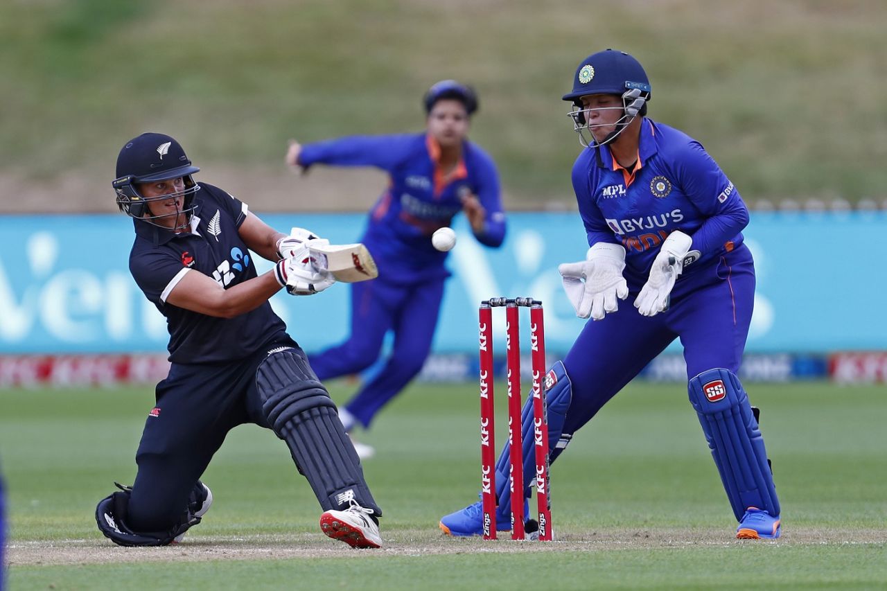 Suzie Bates plays the scoop, New Zealand vs India, 4th women's ODI, Queenstown, February 22, 2022