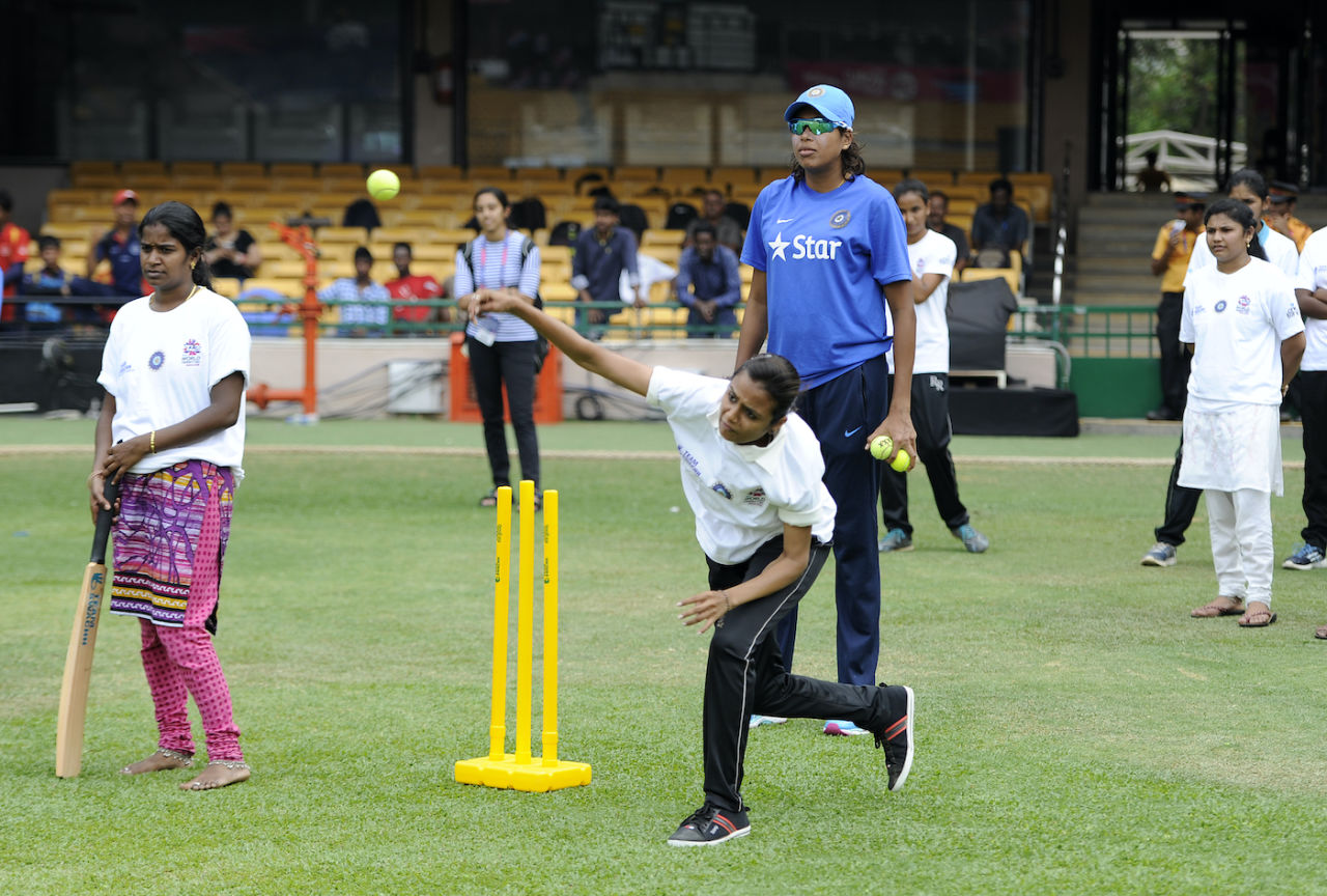 Jhulan Goswami mentors local school kids during a UNICEF event, Bangalore, March 14, 2016