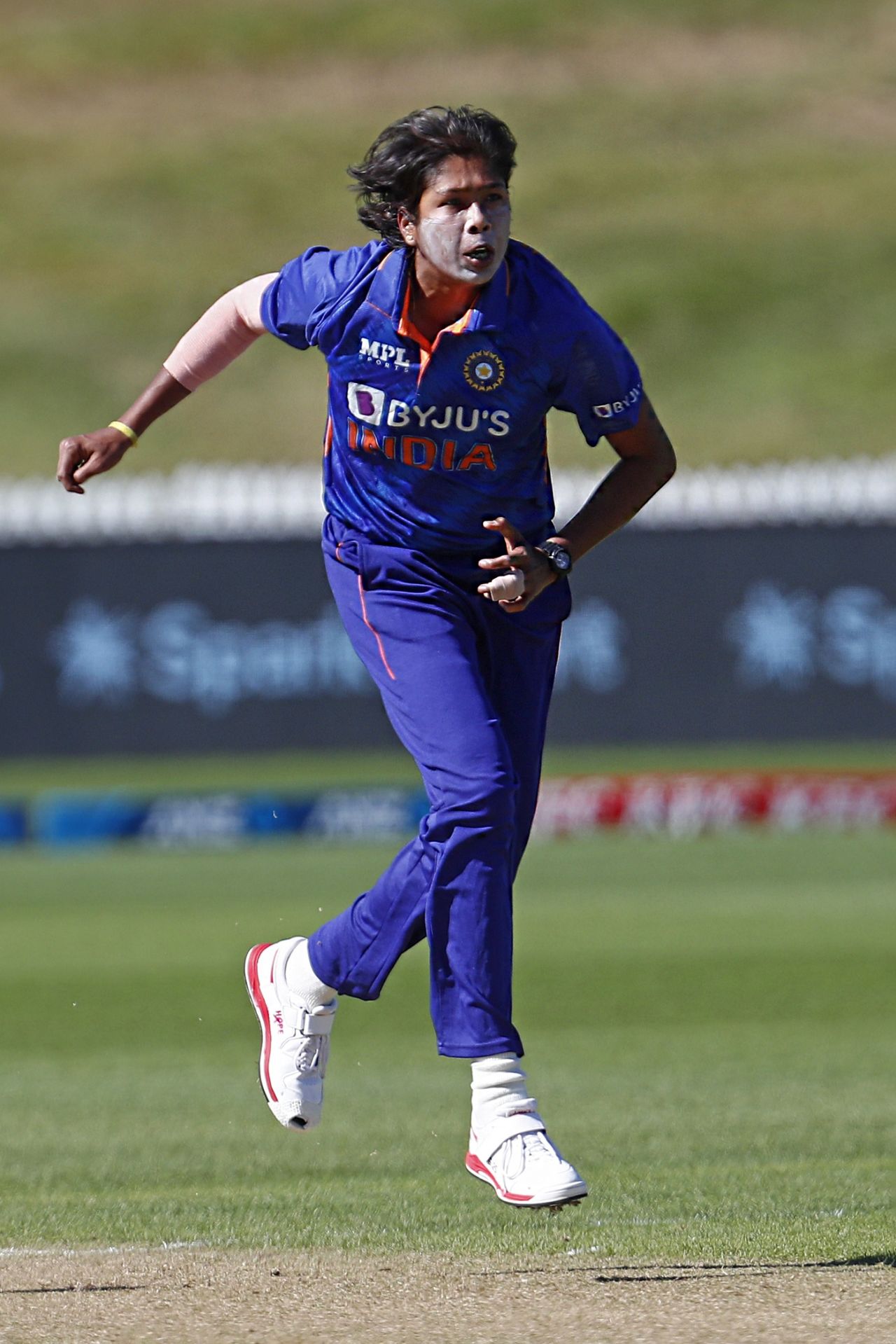 Jhulan Goswami bowls, New Zealand vs India, 5th women's ODI, Queenstown, February 24, 2022
