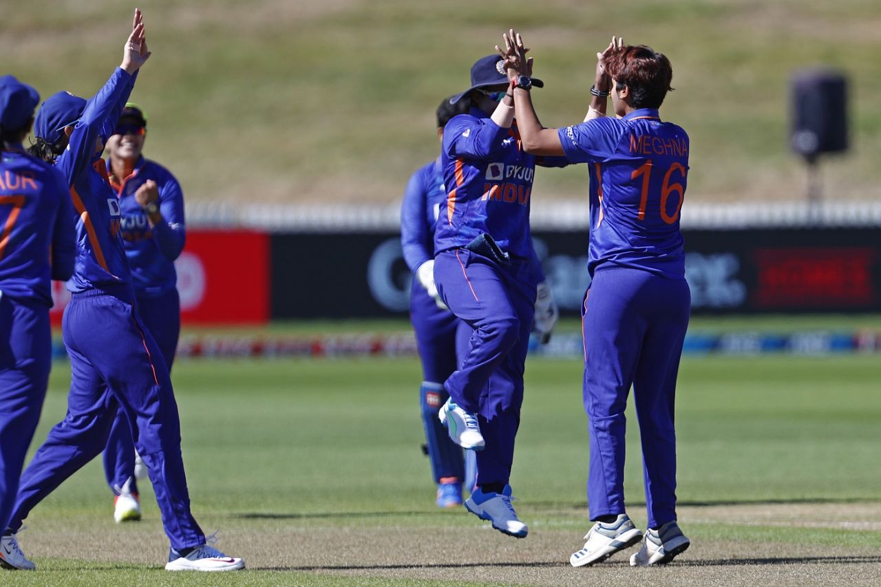 Players celebrate after Meghna Singh picks an early wicket, New Zealand vs India, 5th women's ODI, Queenstown, February 24, 2022
