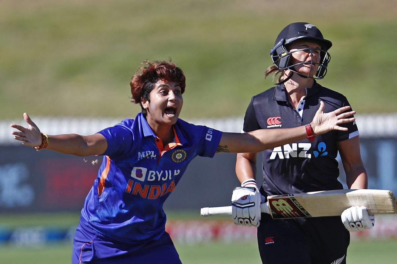 Meghna Singh appeals successfully to get Suzie Bates LBW, New Zealand vs India, 5th women's ODI, Queenstown, February 24, 2022