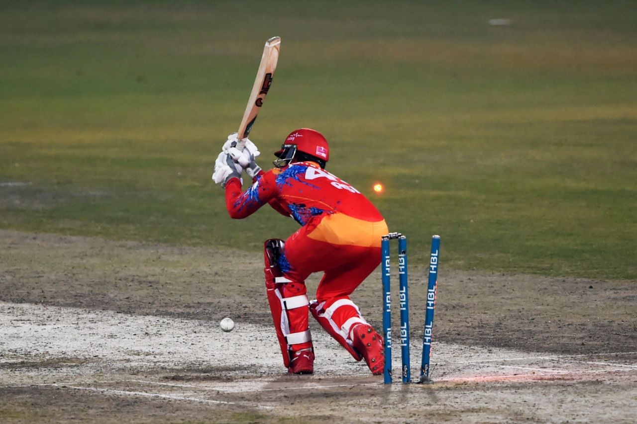 Asif Ali is cleaned up by a slower yorker from Salman Irshad, Peshawar Zalmi vs Islamabad United, PSL Eliminator 1, Lahore, February 24, 2022