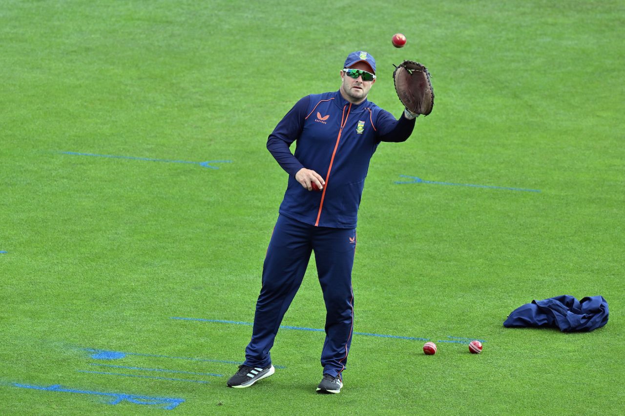 Mark Boucher gives his team some fielding drills, New Zealand vs South Africa, 2nd Test, Christchurch, 1st day, February 25, 2022