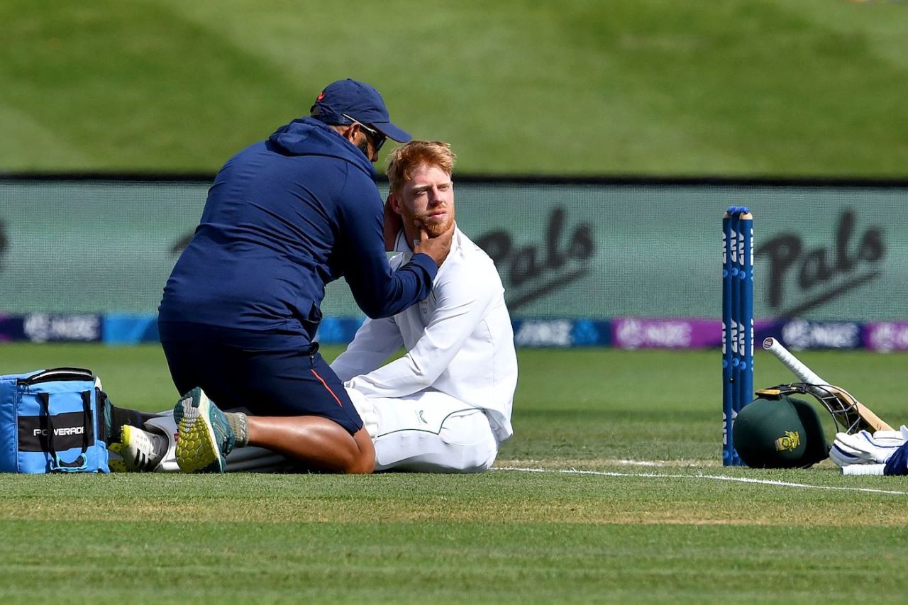Kyle Verreynne got some medical attention after his dive, New Zealand vs South Africa, 2nd Test, Christchurch, 2nd day, February 26, 2022