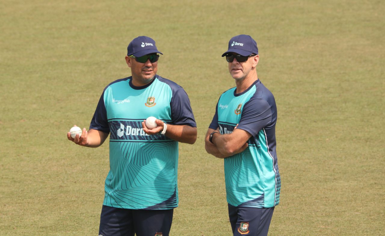 Jamie Siddons speaks to Russell Domingo during a training session, Chattogram, February 26, 2022