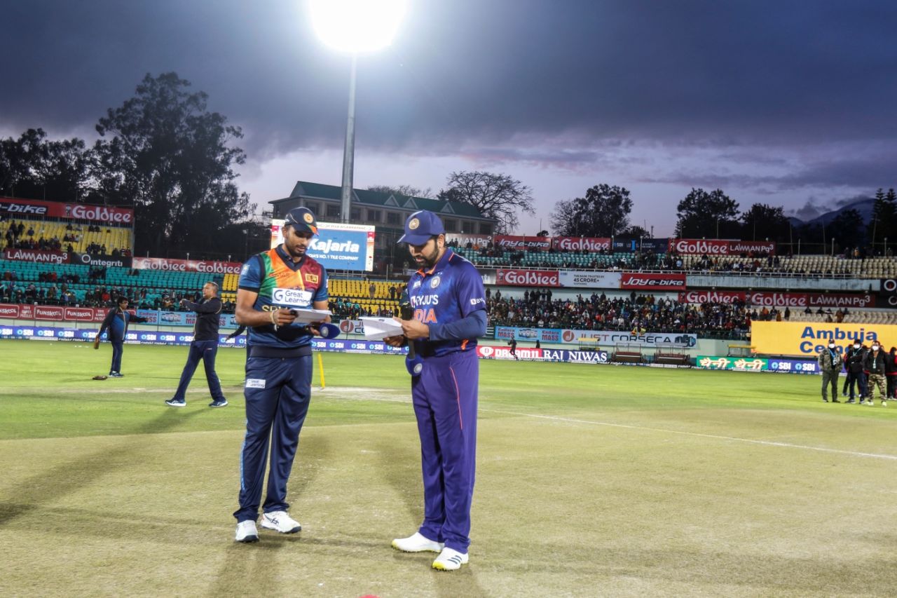 Rohit Sharma and Dasun Shanaka exchange team sheets at the toss, India vs Sri Lanka, 2nd T20I, Dharamsala, February 26, 2022