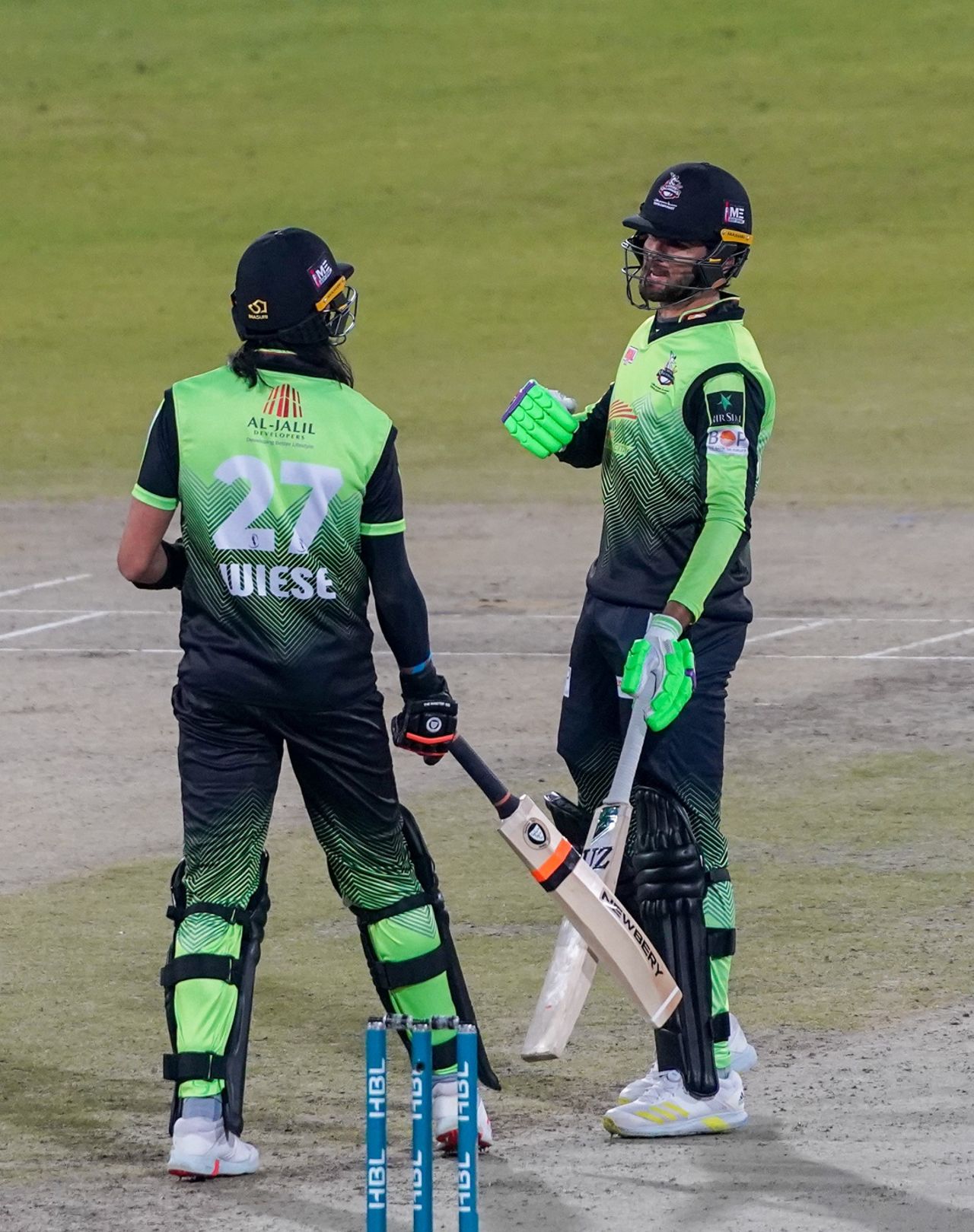 David Wiese and Shaheen Shah Afridi have a chat in the middle, Lahore Qalandars vs Islamabad United, PSL 2022, Lahore, February 25, 2022