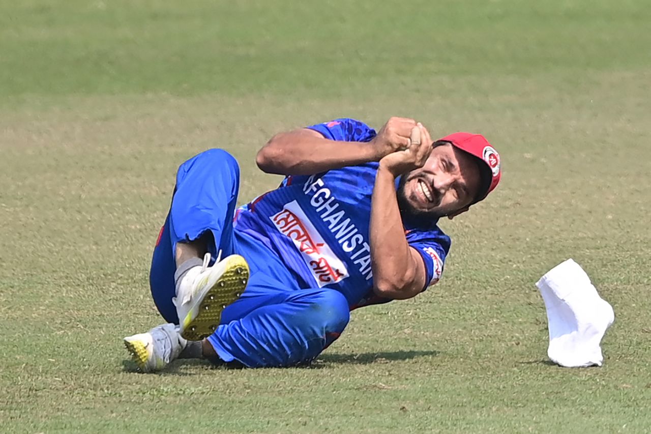 Gulbadin Naib takes a tumble but manages to hold on to Litton Das' catch, Bangladesh vs Afghanistan, 3rd ODI, Chattogram, February 28, 2022