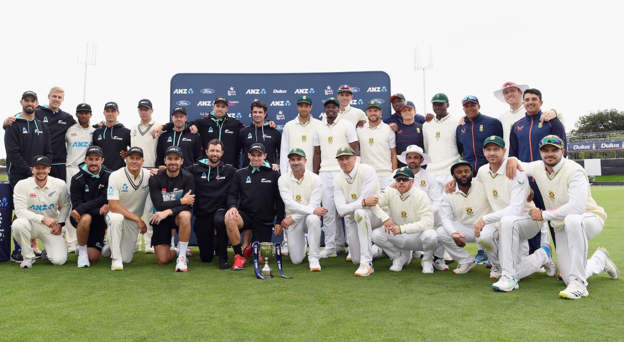 The New Zealand and South Africa teams pose with the shared trophy after the series ended 1-1, New Zealand vs South Africa, 2nd Test, Christchurch, 5th day, March 1, 2022