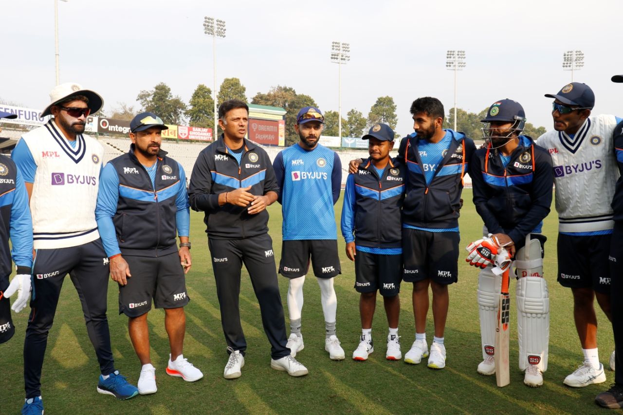 Rahul Dravid has a chat with his players on the morning of the Mohali Test, India vs Sri Lanka, 1st Test, Mohali, 1st day, March 4, 2022