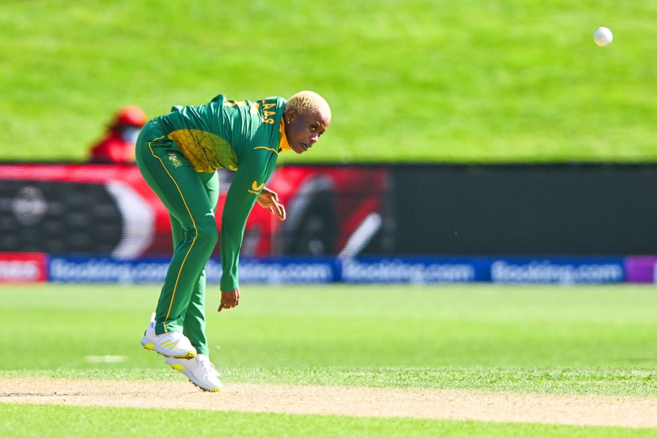 Masabata Klaas bowls a delivery, South Africa vs Bangladesh, Women's World Cup 2022, Dunedin, March 5, 2022