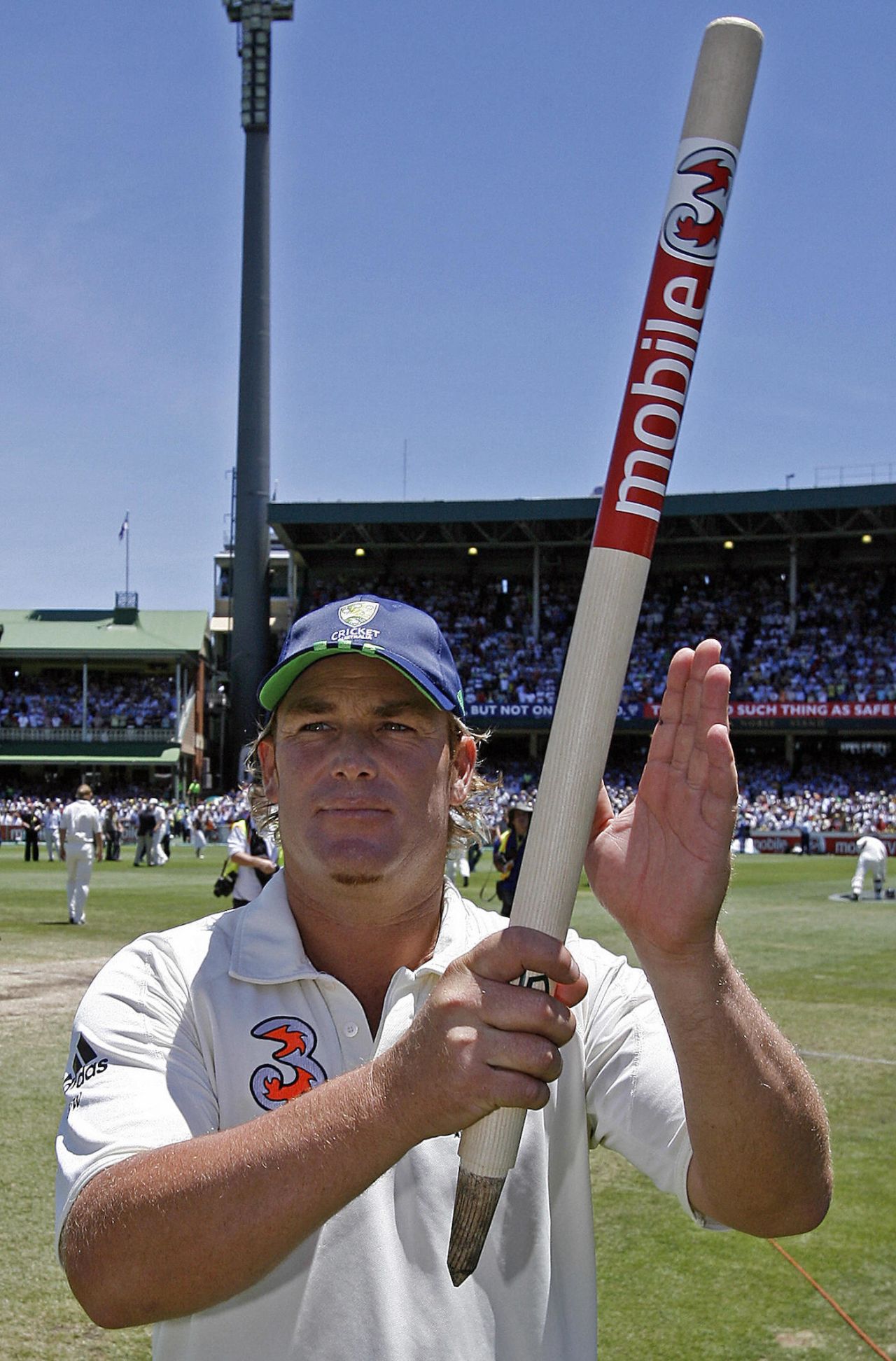 Shane Warne acknowledges the applause after finishing his last Test, at SCG, Sydney, January 5, 2007