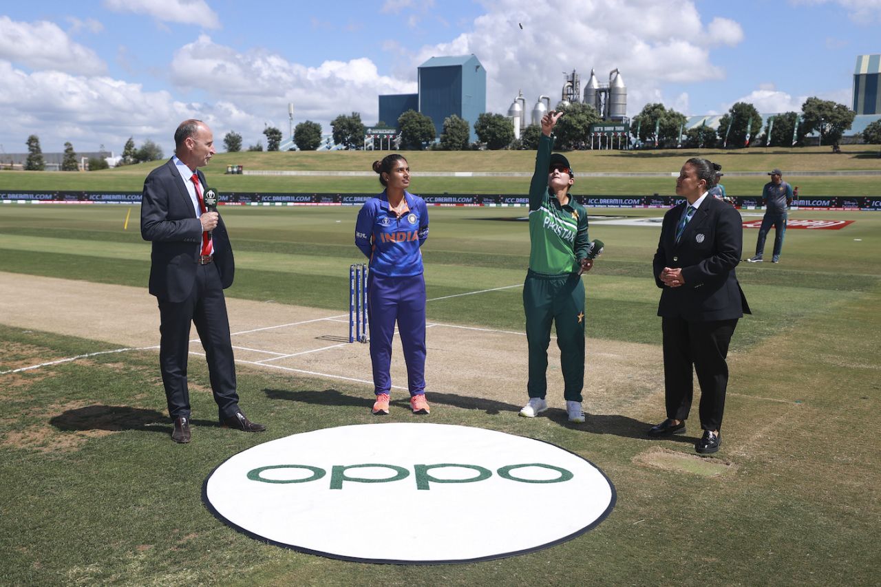 Bismah Maroof flicks the coin in the presence of Mithali Raj and Nasser Hussain, Pakistan vs India, Women's World Cup 2022, March 6, 2022