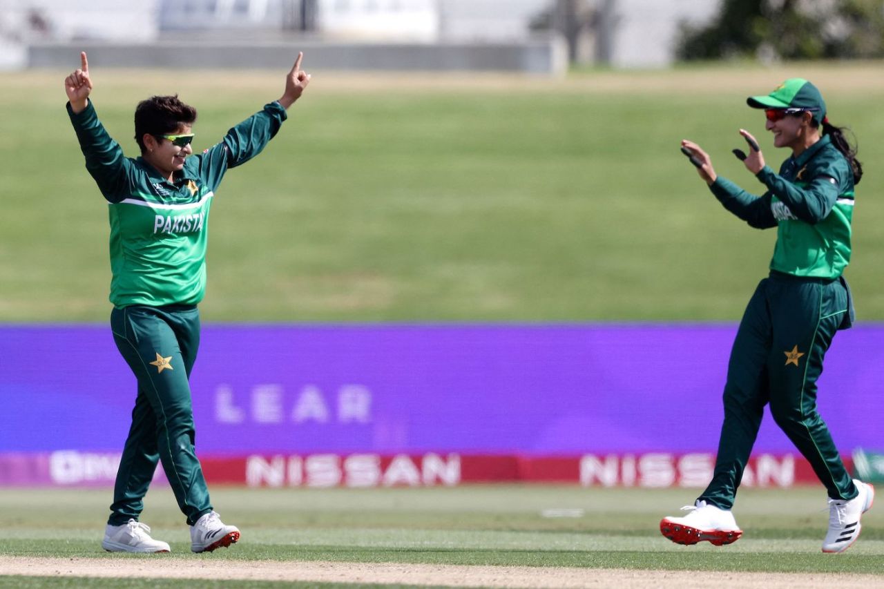Nida Dar goes up in celebration along with Bismah Maroof, Pakistan vs India, Women's World Cup 2022, March 6, 2022 