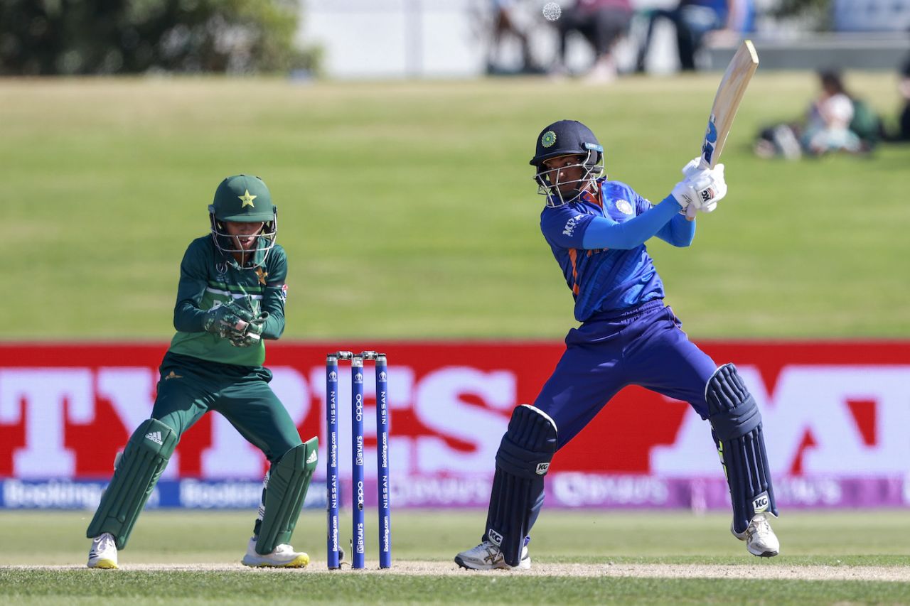 Pooja Vastrakar punches the ball away, Pakistan vs India, Women's World Cup 2022, March 6, 2022