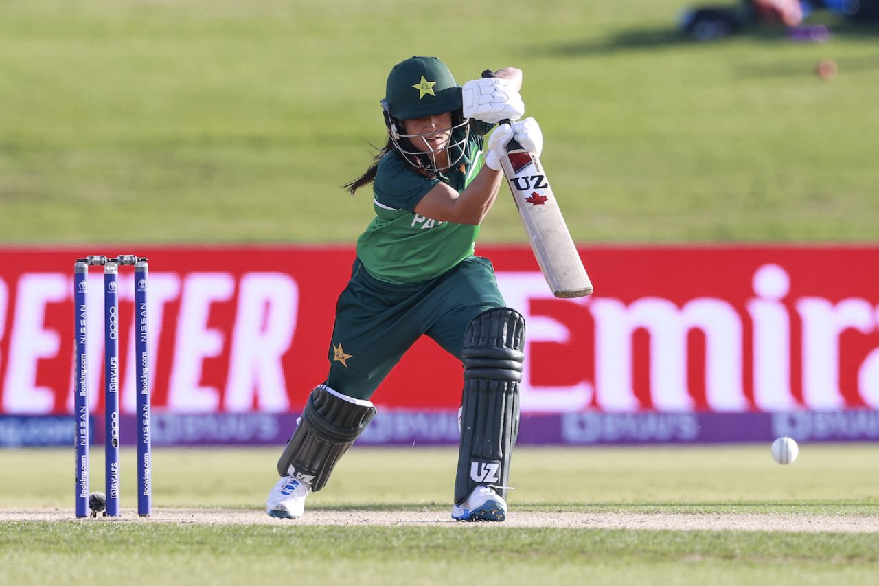 Sidra Amin drives down the ground, Pakistan vs India, Women's World Cup 2022, March 6, 2022 