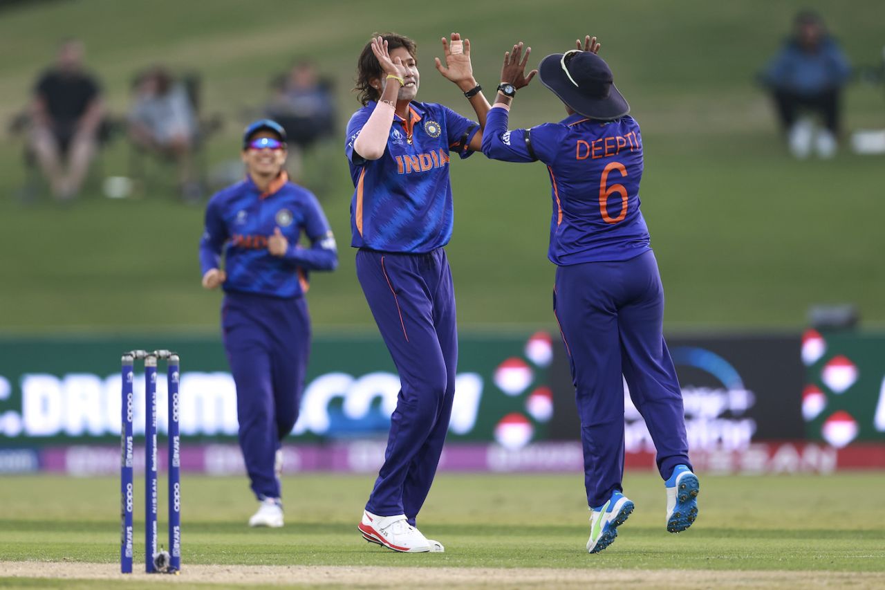 Deepti Sharma tries to reach Jhulan Goswami for a high five, Pakistan vs India, Women's World Cup 2022, March 6, 2022