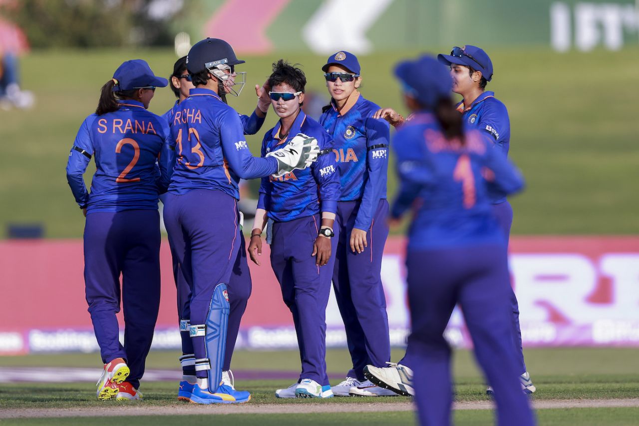Deepti Sharma is surrounded by team-mates after she dismissed Bismah Maroof, Pakistan vs India, Women's World Cup 2022, March 6, 2022