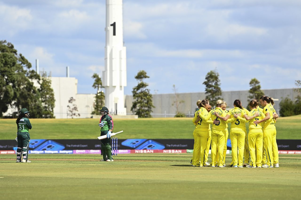 Australia get into a huddle while Sidra Ameen and Nahida Khan get ready, Australia vs Pakistan, Women's World Cup 2022, Mount Maunganui, March 8, 2022