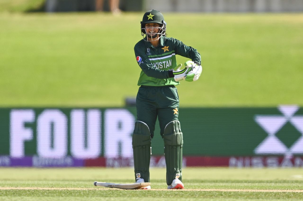 Bismah Maroof gestures towards her daughter to celebrate her half-century, Australia vs Pakistan, Women's World Cup 2022, Mount Maunganui, March 8, 2022