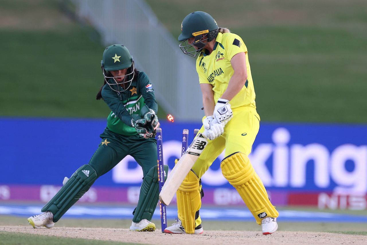Meg Lanning chopped on while trying to cut, Australia vs Pakistan, Women's World Cup 2022, Mount Maunganui, March 8, 2022