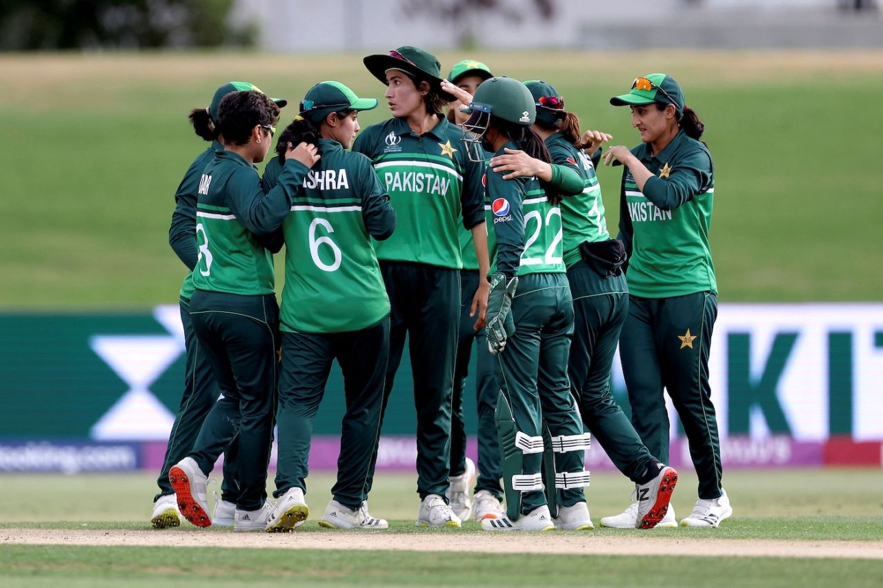 The Pakistan team gets together to celebrate a wicket, Australia vs Pakistan, Women's World Cup 2022, Mount Maunganui, March 8, 2022
