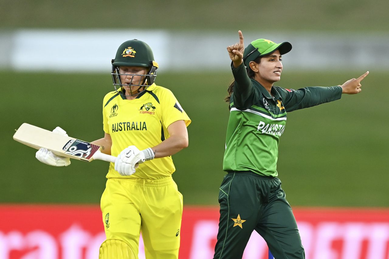 Omaima Sohail goes up in celebration after dismissing Alyssa Healy, Australia vs Pakistan, Women's World Cup 2022, Mount Maunganui, March 8, 2022