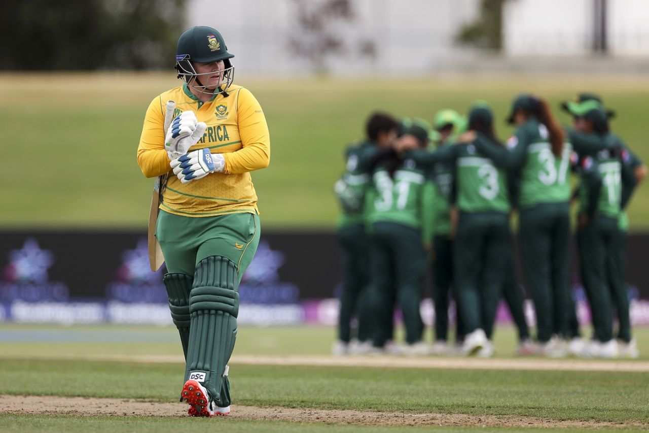 Lizelle Lee walks back after being dismissed cheaply, Pakistan vs South Africa, Women's World Cup 2022, Mount Maunganui, March 11, 2022