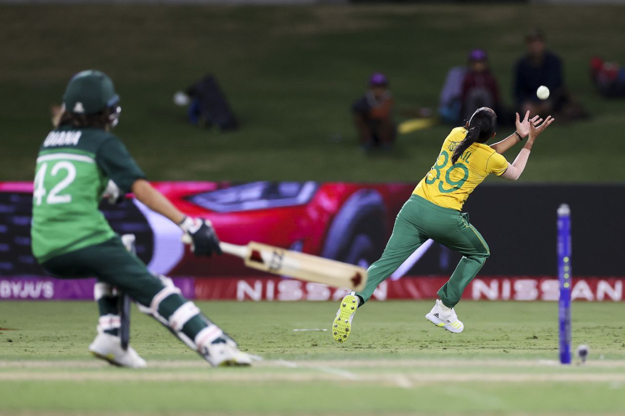 Shabnim Ismail sprints across to midwicket to take Diana Baig's catch off her own bowling, Pakistan vs South Africa, Women's World Cup 2022, Mount Maunganui, March 11, 2022 