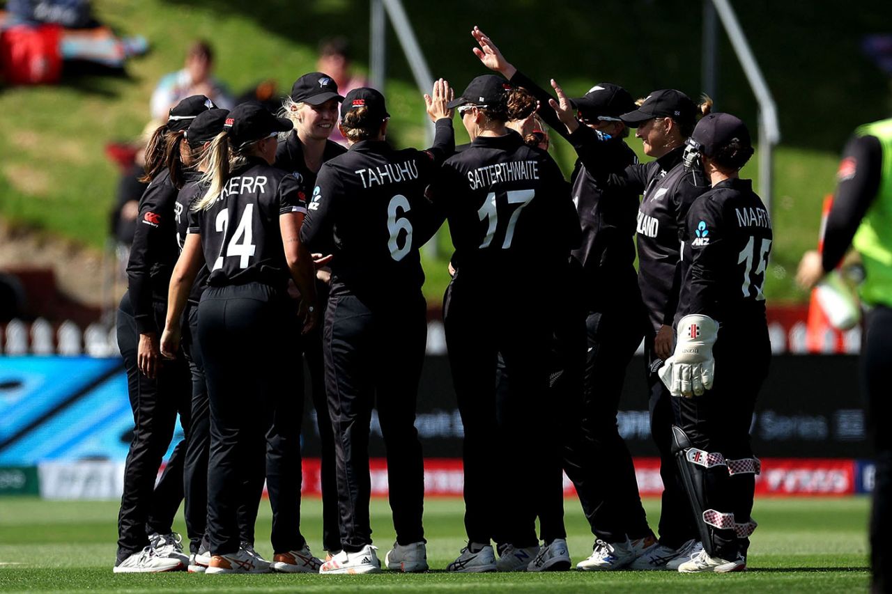 New Zealand players celebrate the dismissal of Alyssa Healy, New Zealand vs Australia, Women's World Cup 2022, Wellington, March 13, 2022