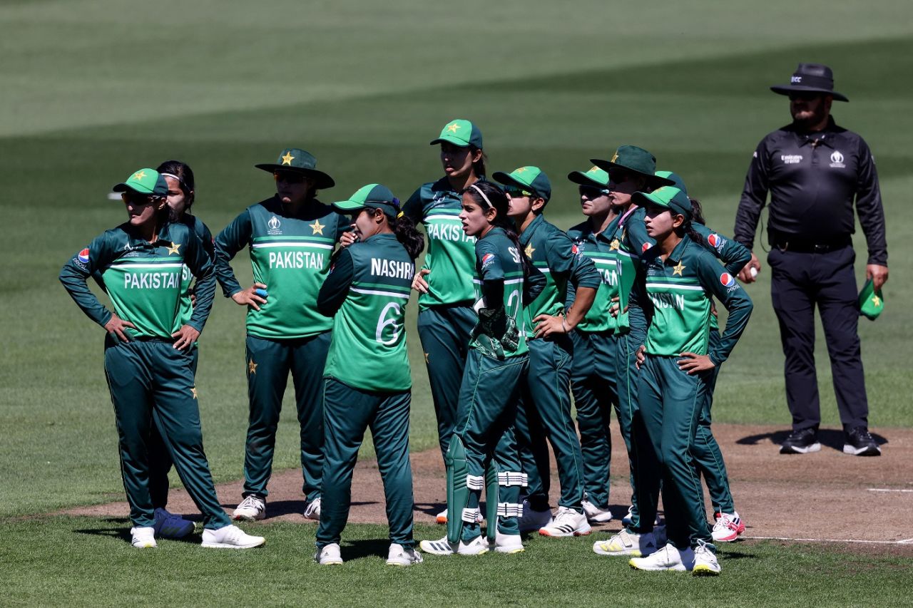 Pakistan players await the third umpire's decision, Pakistan vs Bangladesh, Women's World Cup 2022, Hamilton, March 14, 2022