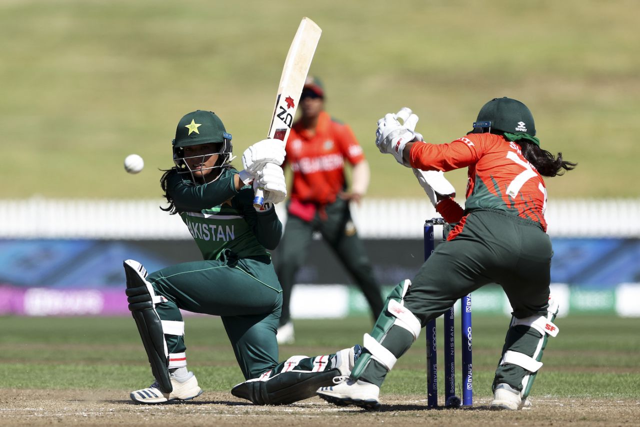 Sidra Ameen sweeps powerfully as Shamima Sultana takes evasive action, Bangladesh vs Pakistan, Women's World Cup 2022, Hamilton, March 14, 2022
