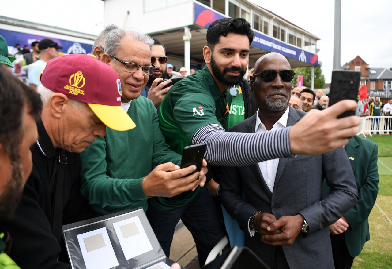 Viv Richards poses for pictures with fans, Pakistan v West Indies, World Cup 2019, Trent Bridge, May 31, 2019