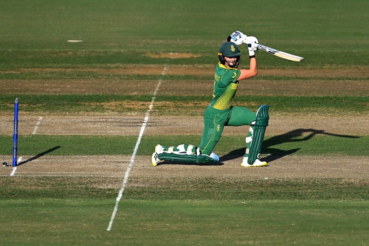 Laura Wolvaardt plays a cover-drive, England vs South Africa, Women's World Cup 2022, Mount Maunganui, March 14, 2022