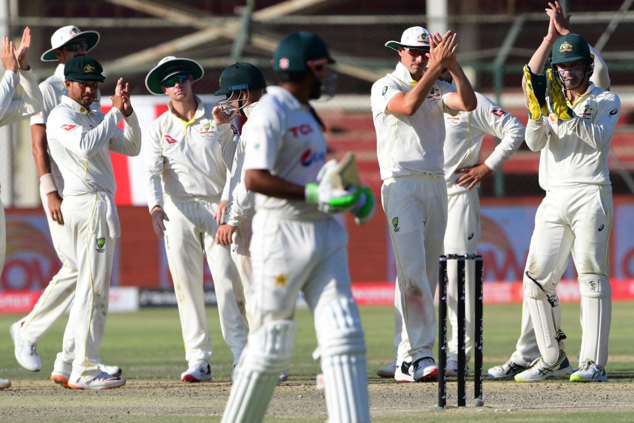 The Australian players applaud as Babar Azam walks back after scoring 196, Pakistan vs Australia, 2nd Test, Karachi, 5th day, March 16, 2022