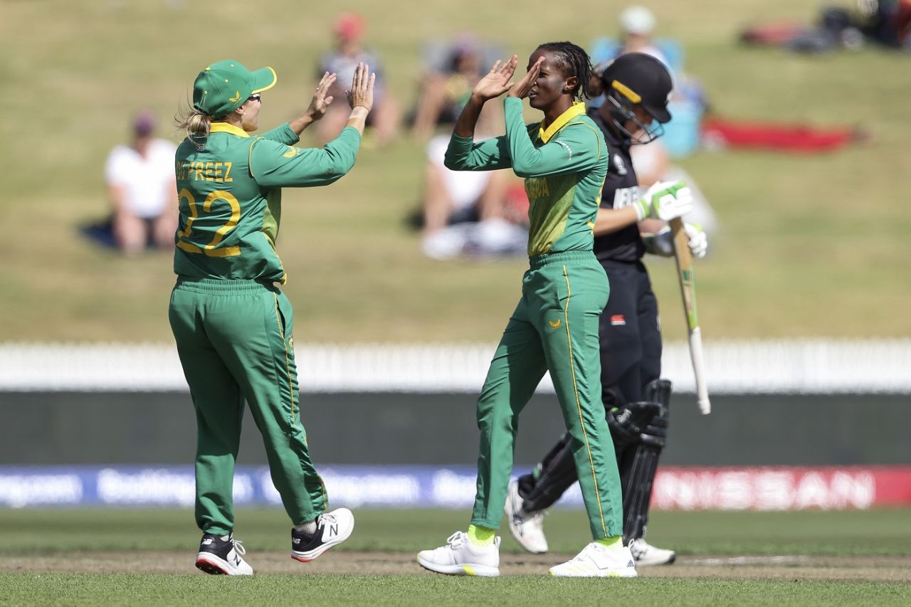 Ayabonga Khaka and Mignon du Preez celebrate the wicket of Amy Satterthwaite, New Zealand vs South Africa, Women's World Cup 2022, Hamilton, March 17, 2022