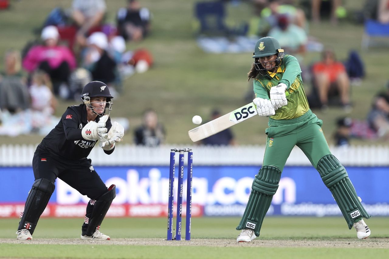 Sune Luus punches one through the off side, New Zealand vs South Africa, Women's World Cup 2022, Hamilton, March 17, 2022