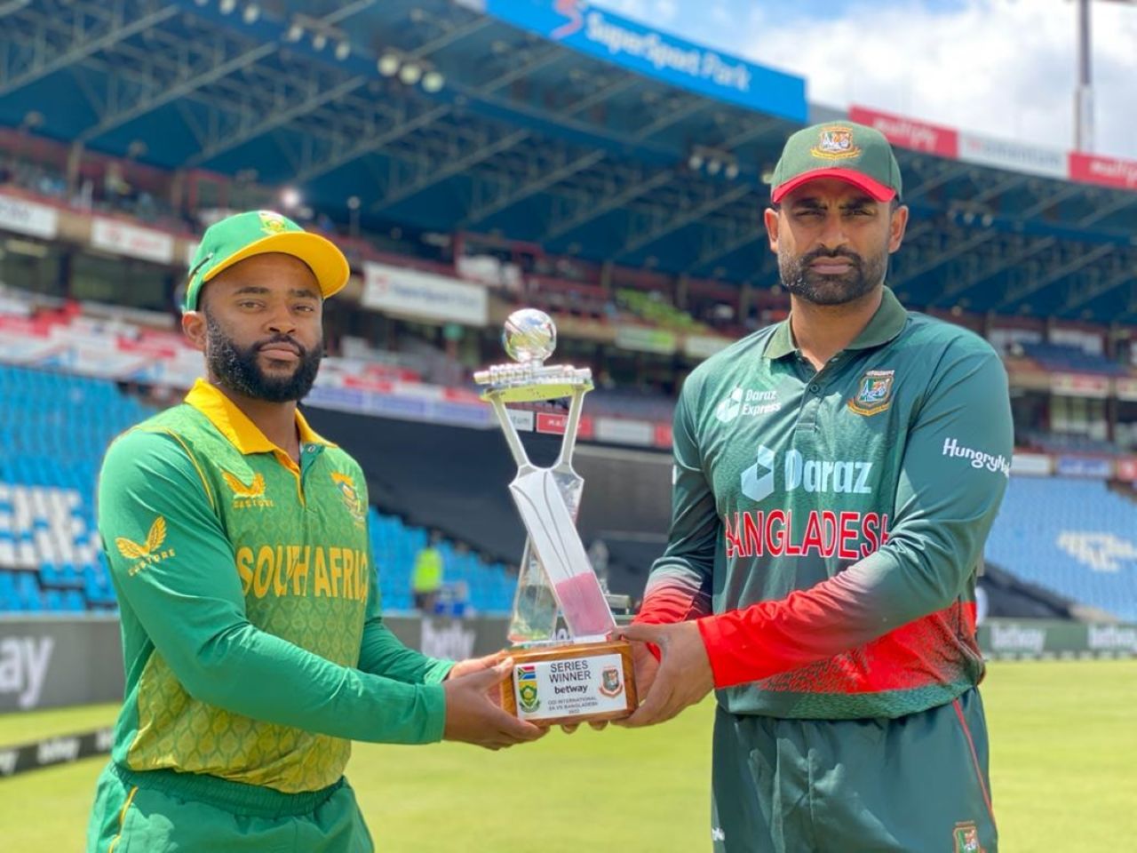 Temba Bavuma and Tamim Iqbal with the series trophy, South Africa vs Bangladesh, 1st ODI, Centurion, March 18, 2022