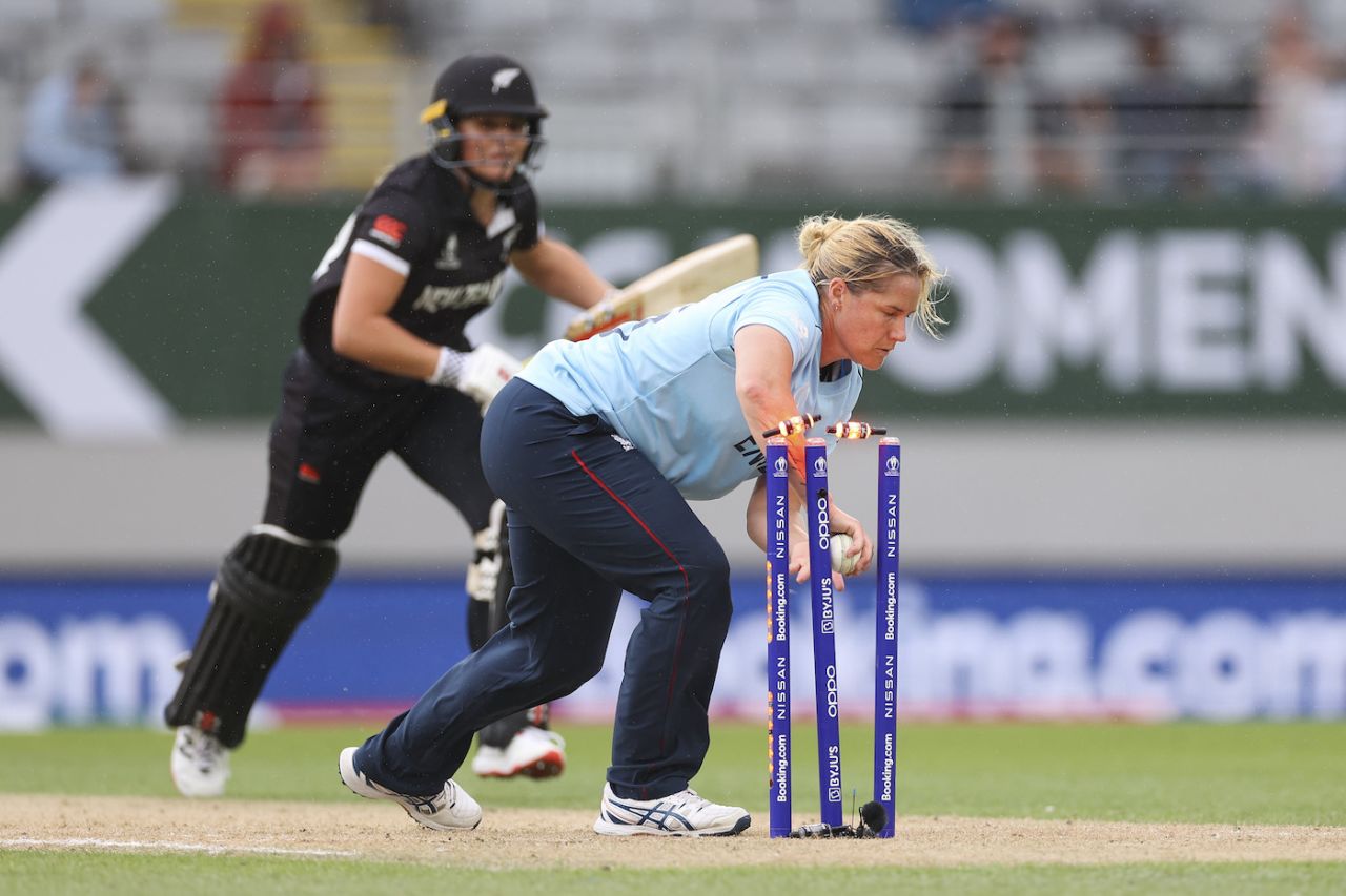 Katherine Brunt finds Jess Kerr short, New Zealand vs England, Women's World Cup 2022, Auckland, March 20, 2022