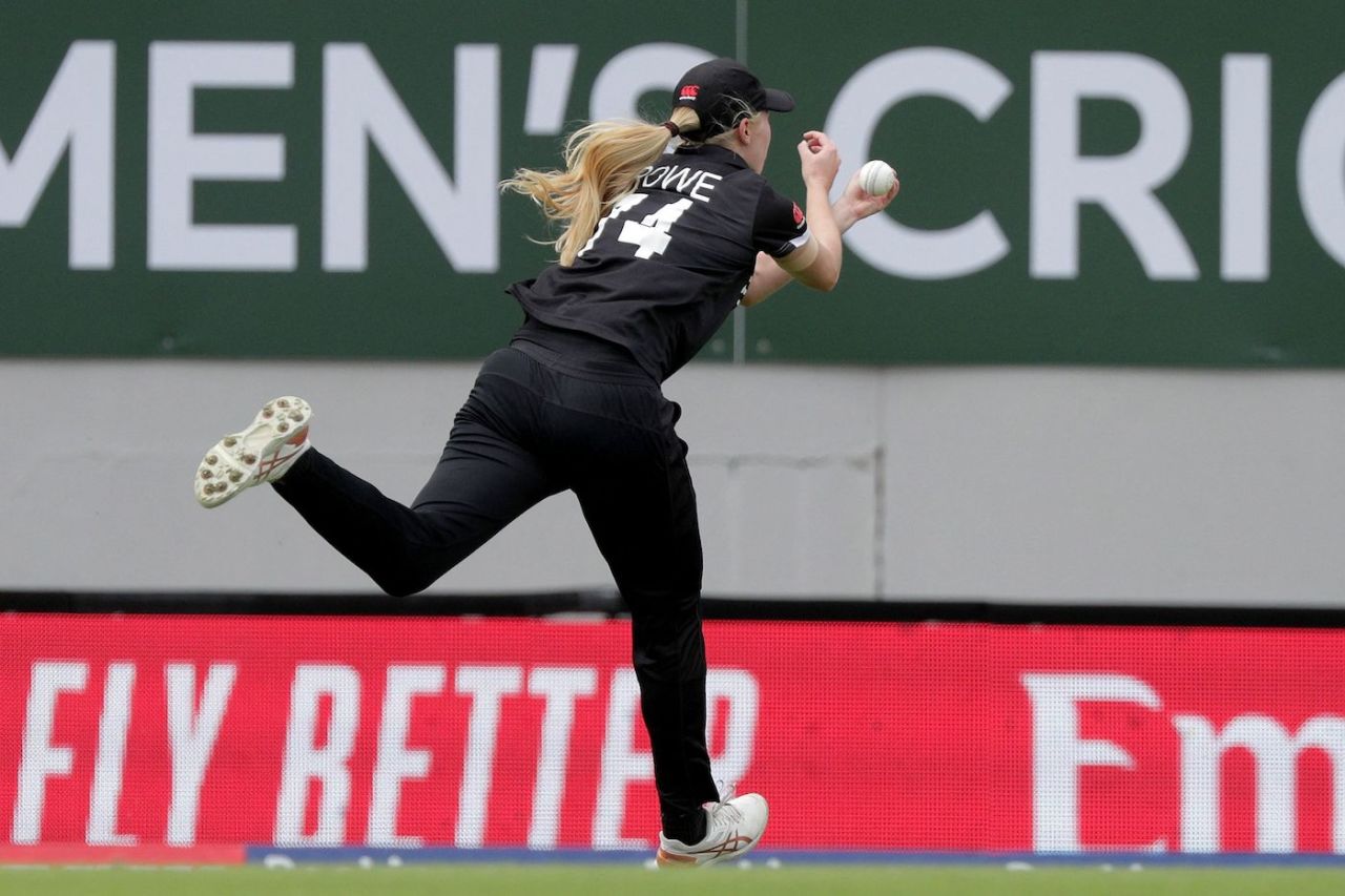 Hannah Rowe used her long arms to hold on to one at mid-off, New Zealand vs England, Women's World Cup 2022, Auckland, March 20, 2022