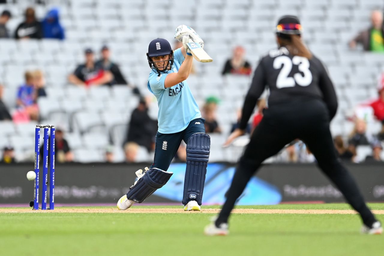 Heather Knight gets in a good position to drive, New Zealand vs England, Women's World Cup 2022, Auckland, March 20, 2022