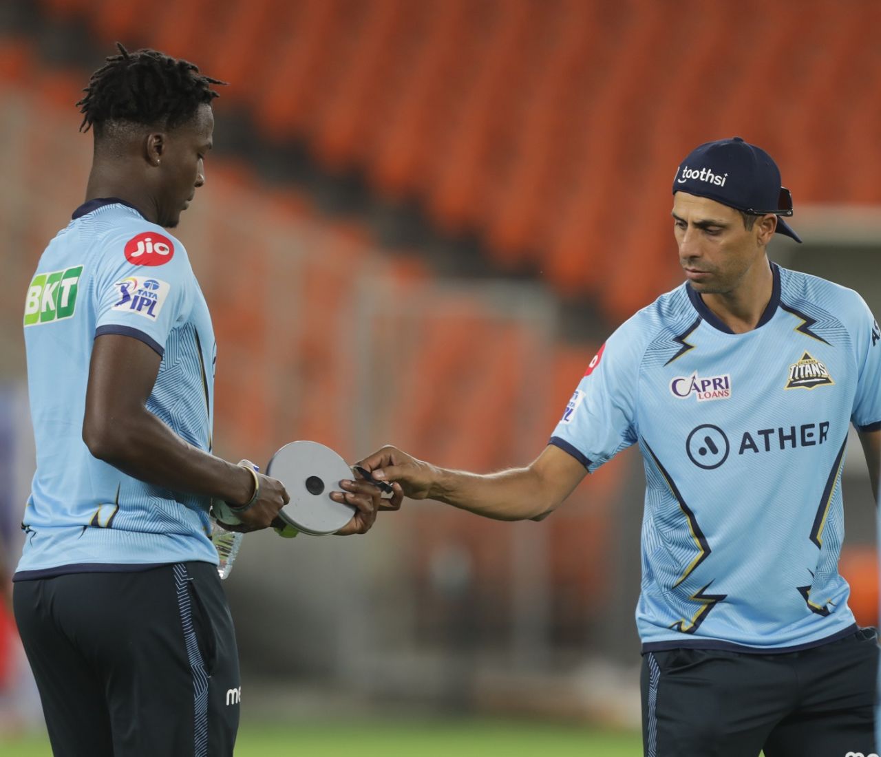 Gujarat Titans head coach Ashish Nehra talks to Dominic Drakes